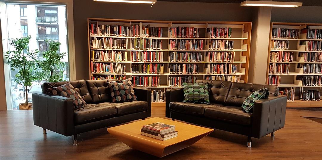 Bilde/illustrasjon om Røa Bibliotek Deichman